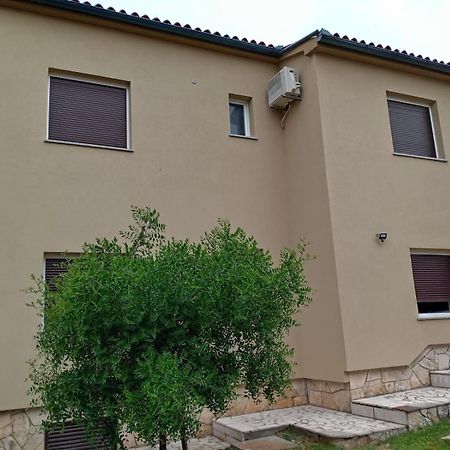 Tomi Apartment Pula Luaran gambar