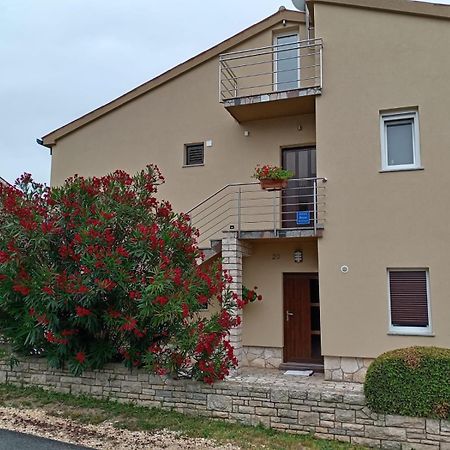 Tomi Apartment Pula Luaran gambar