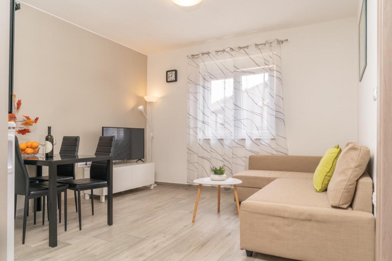 Tomi Apartment Pula Luaran gambar