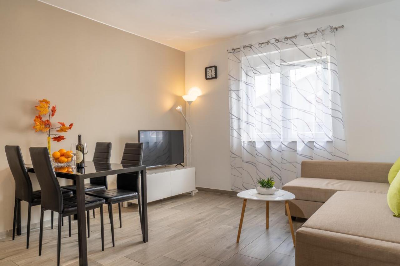 Tomi Apartment Pula Luaran gambar