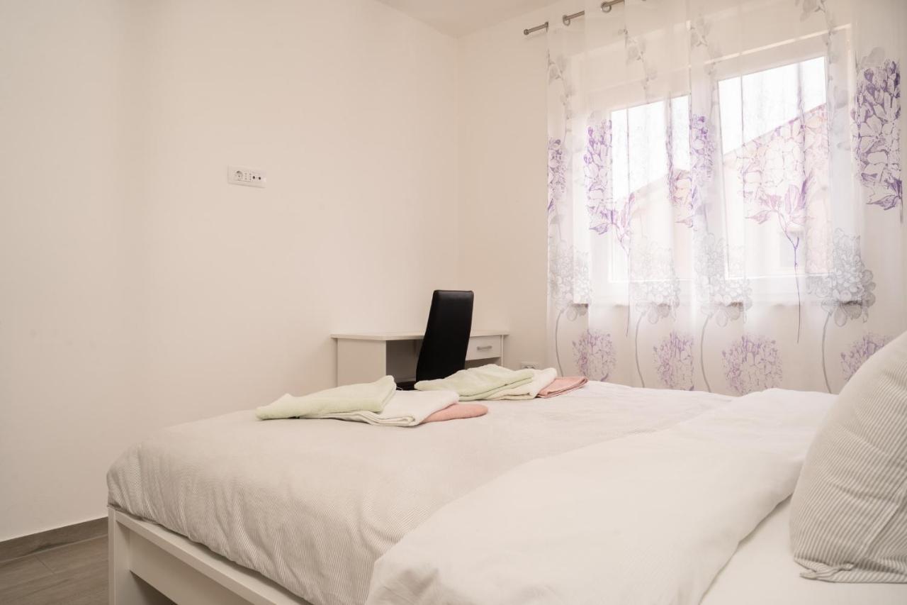 Tomi Apartment Pula Luaran gambar