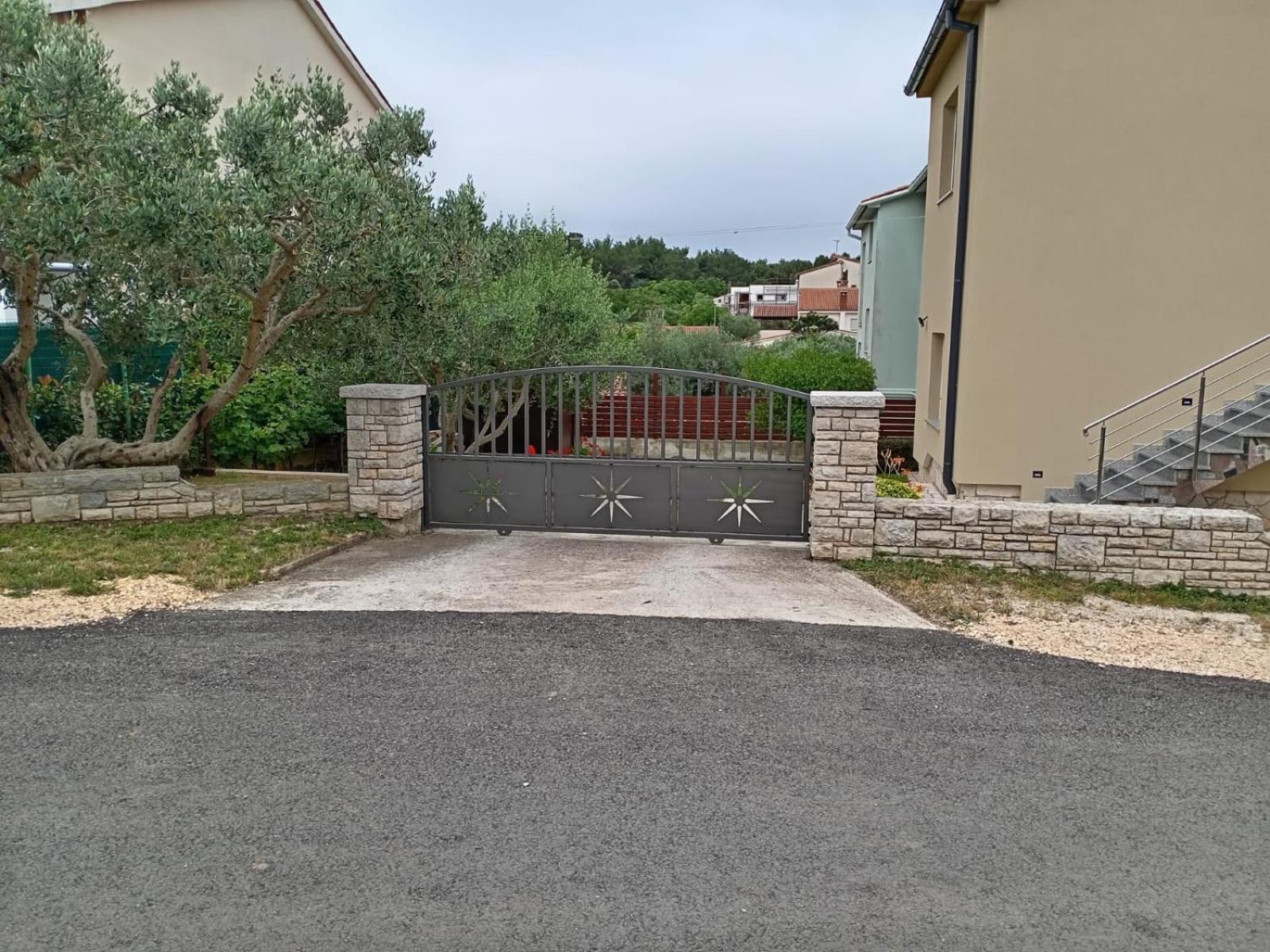 Tomi Apartment Pula Luaran gambar